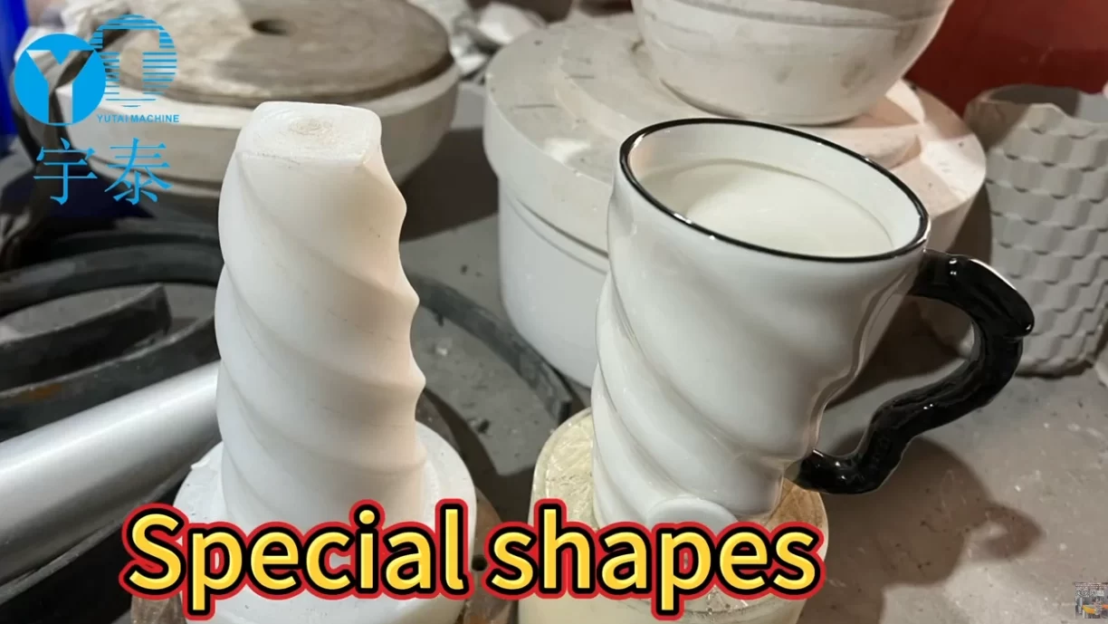 Jiggering machine that can make cups, bowls and vases of special shapes