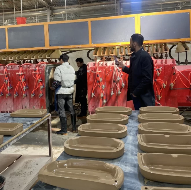 Machine de coulée de produits sanitaires à haute pression