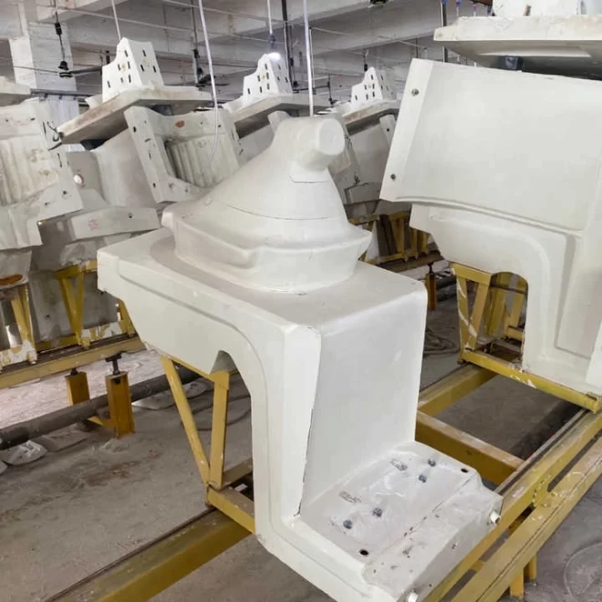 Machine de coulée de pièces moulées pour sanitaires