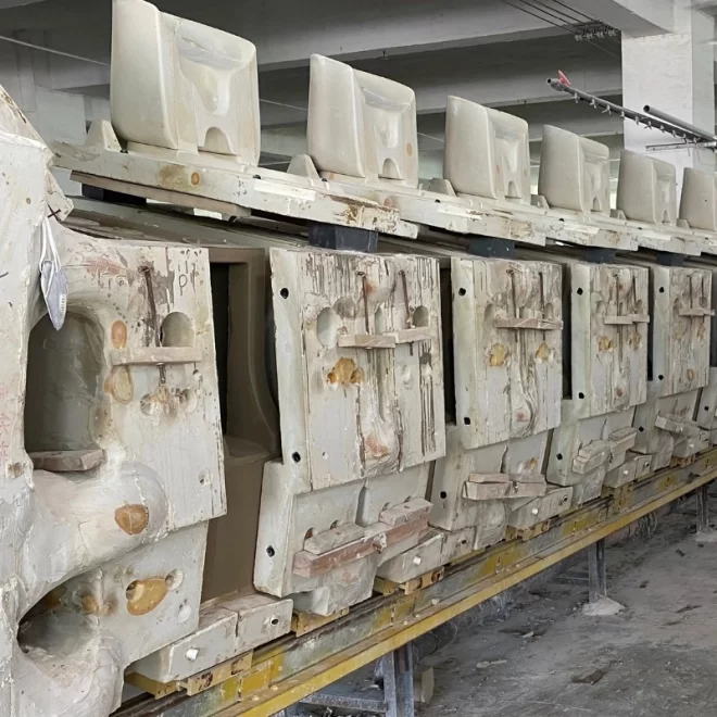 Machine de coulée de pièces moulées pour sanitaires