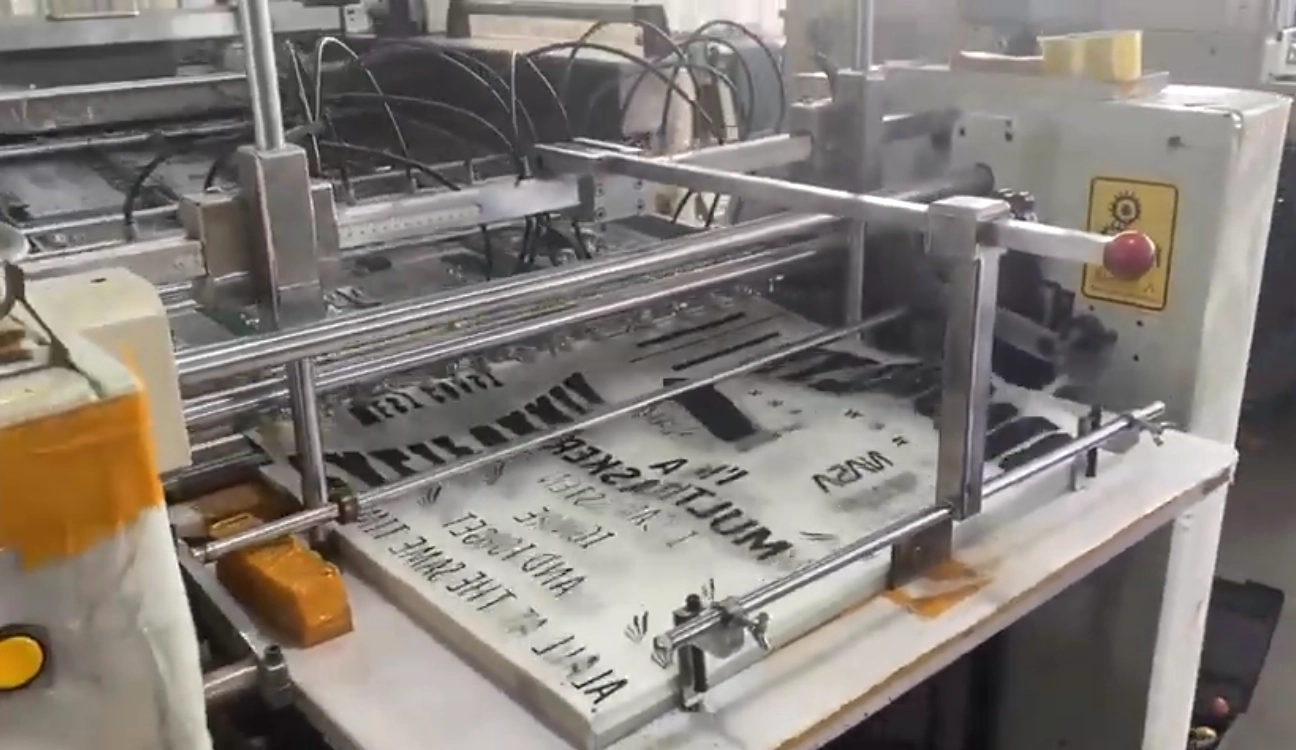 A máquina de impressão de decalques cerâmicos ainda será rentável em 2026? Análise de custos e ROI para fábricas de cerâmica 2 Máquina automática de impressão de filmes PET